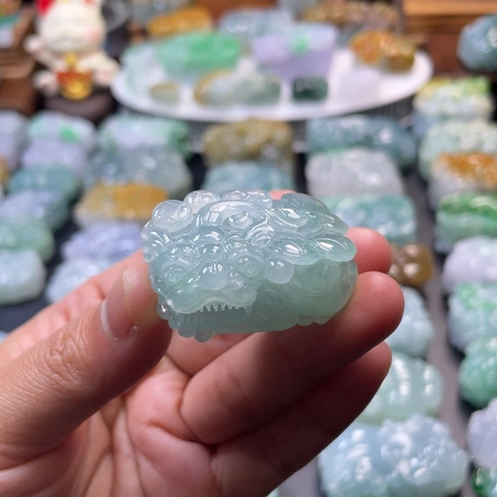翡翠未镶嵌颈饰貔貅
