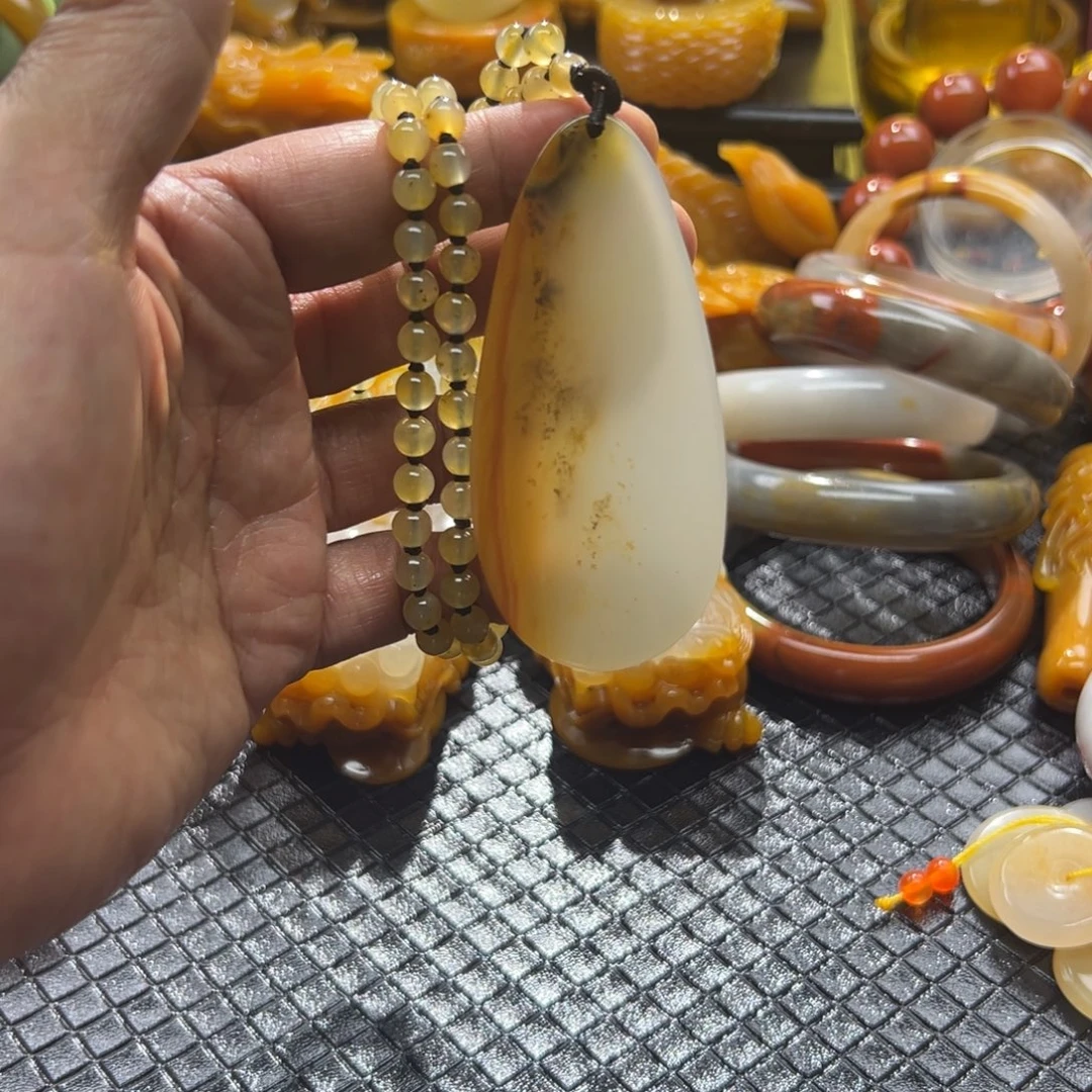 石英质玉未镶嵌颈饰