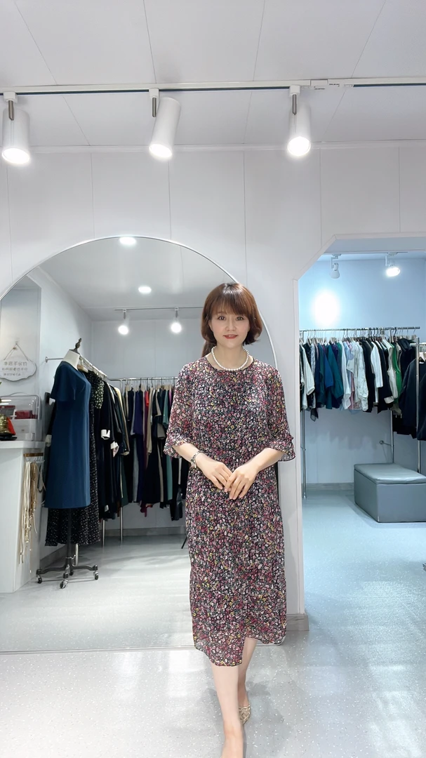 很女人可收腰有凉快里衬圆领纱料连衣裙