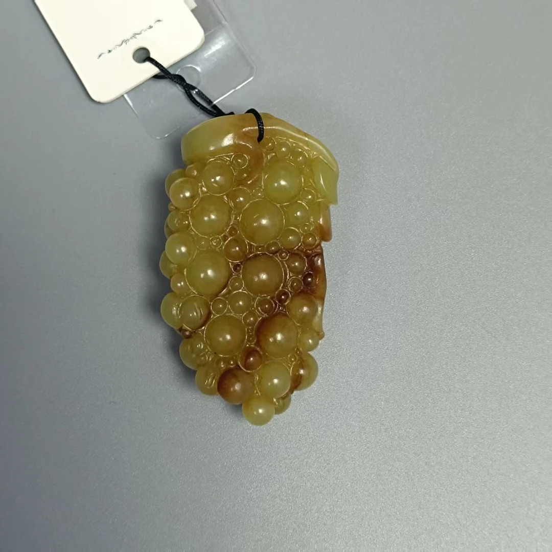 清代和田玉黄玉葡萄把件