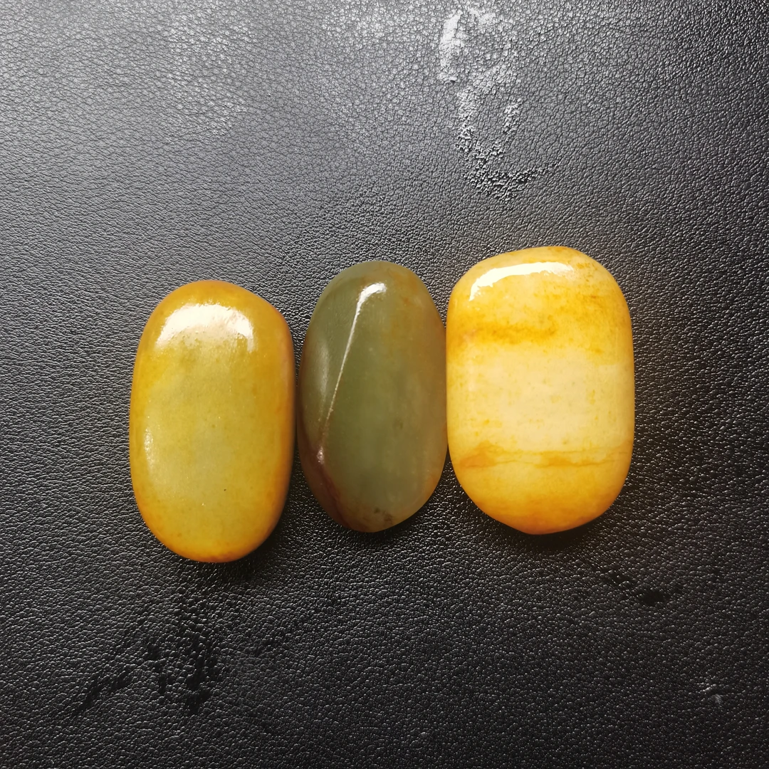 新疆和田玉原石籽三个挂件