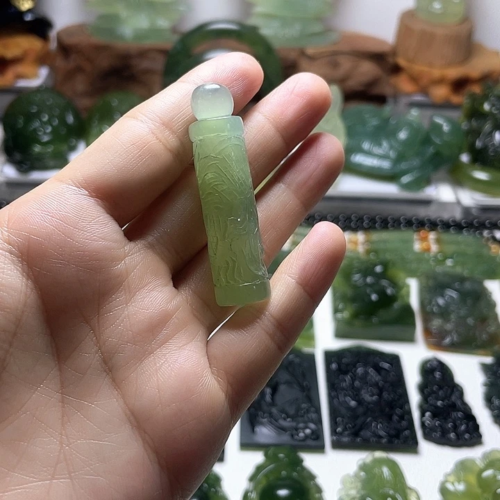 迷***鹿蛇纹石玉未镶嵌颈饰