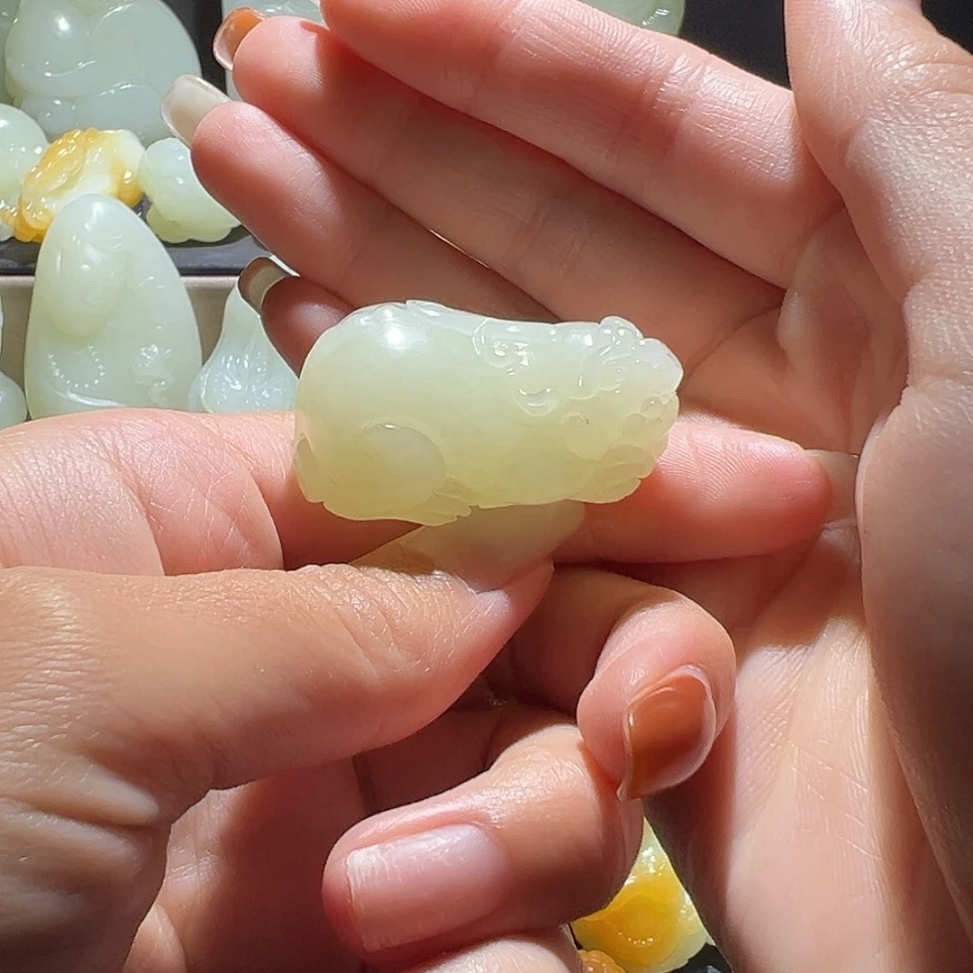 兜****和田玉未镶嵌颈饰