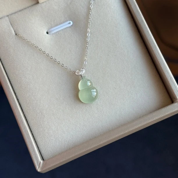 18k冰甜绿葫芦小吊坠(赠链)缅甸a货翡翠，实物不大锁骨链气质款