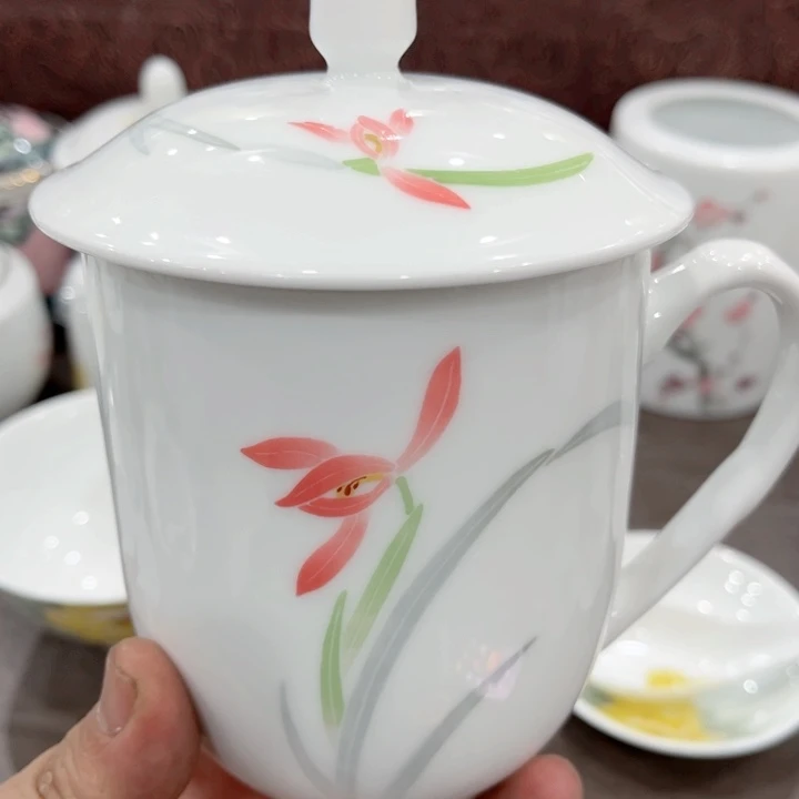 碗釉下五彩的瓷器和瓷器
