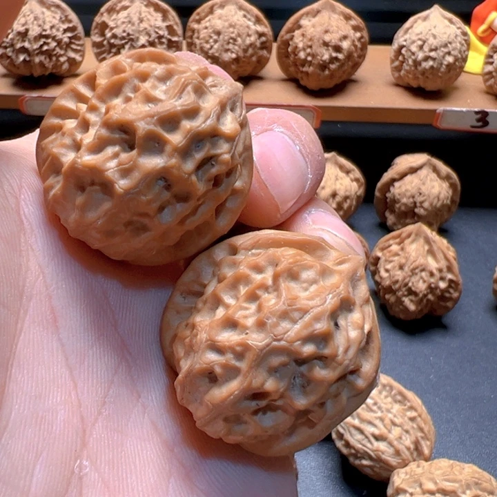 新***昼文玩核桃吊坠龙珠