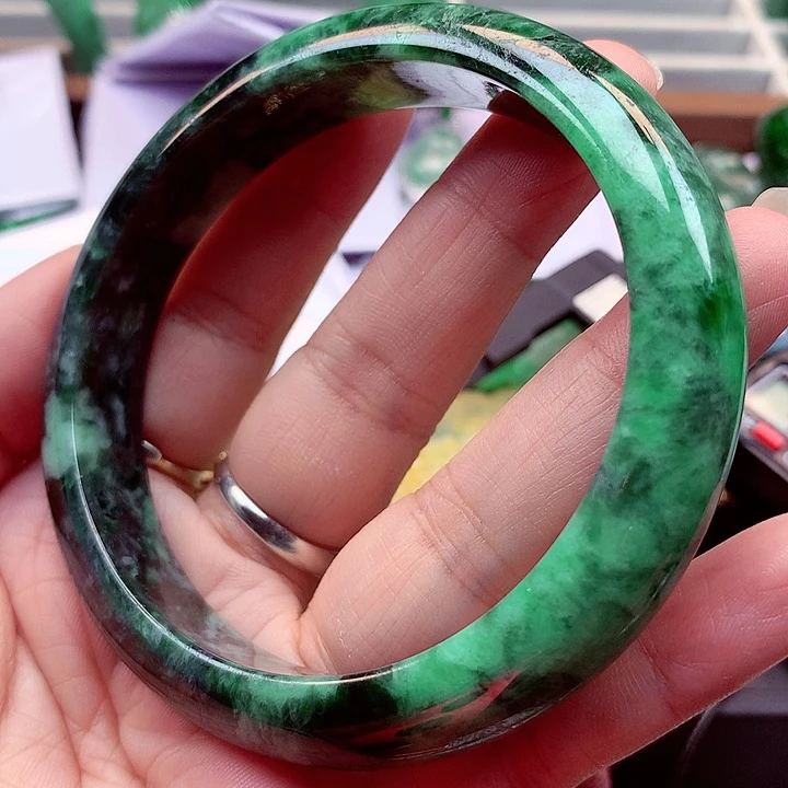 翡翠手镯未镶嵌翡翠