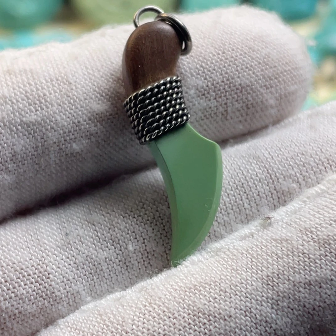 绿松石未镶嵌颈饰