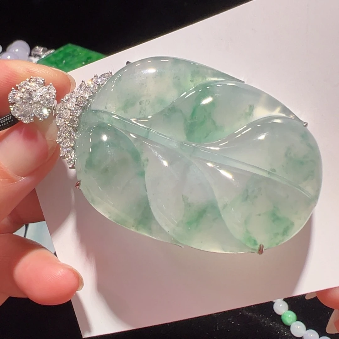 翡翠18K金镶嵌颈饰吊坠