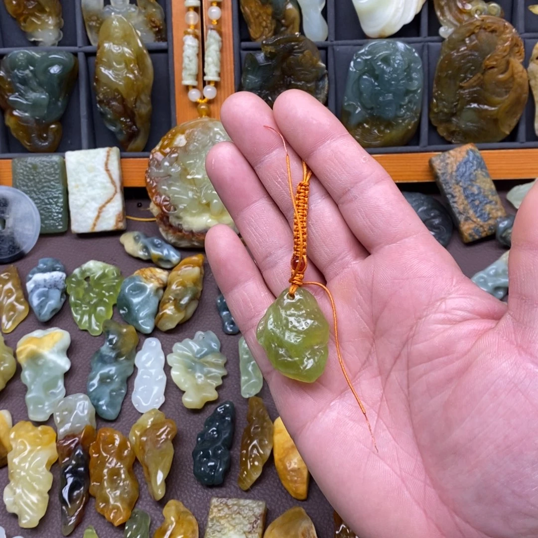 蛇纹石玉未镶嵌颈饰