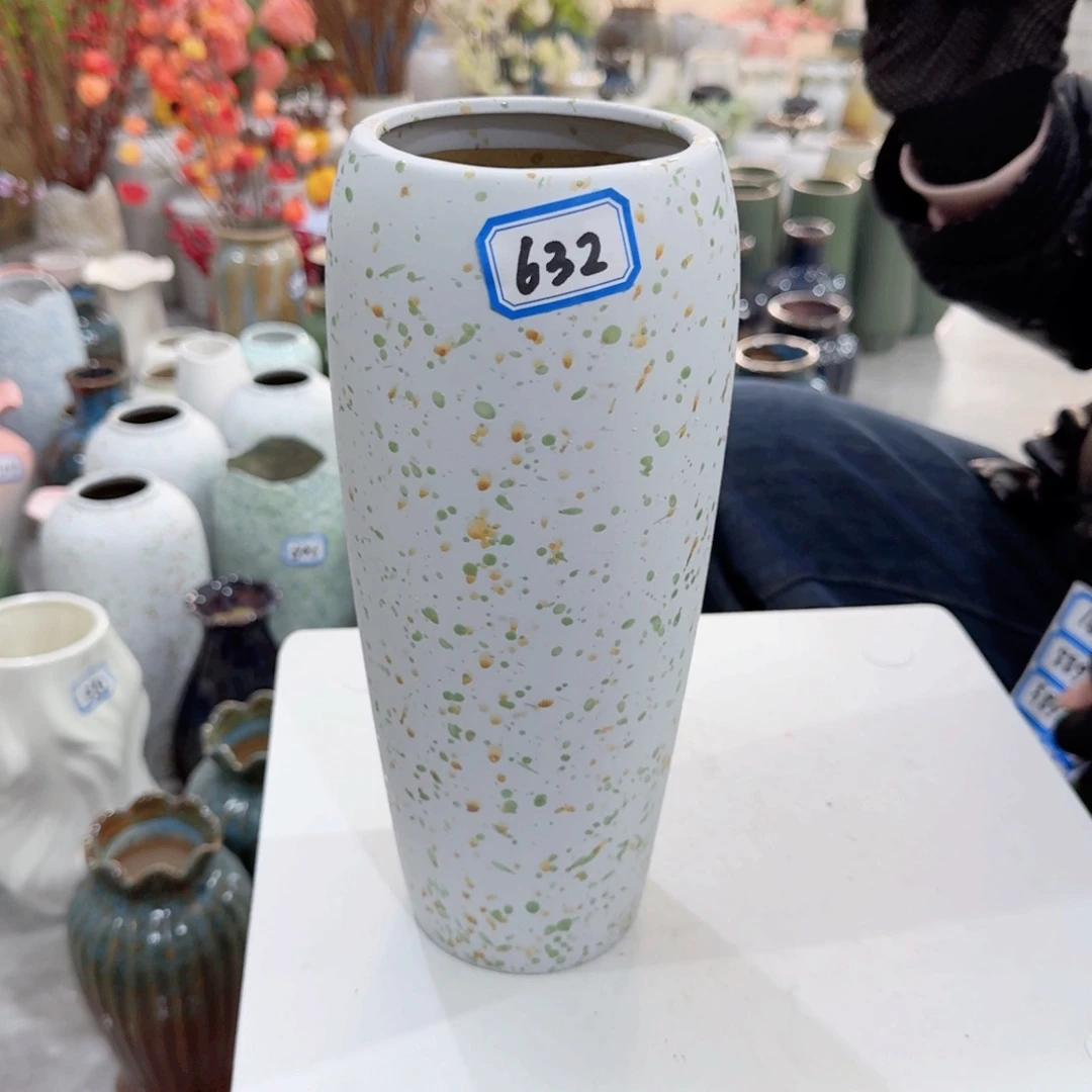 632号陶瓷高25厘米微瑕一个