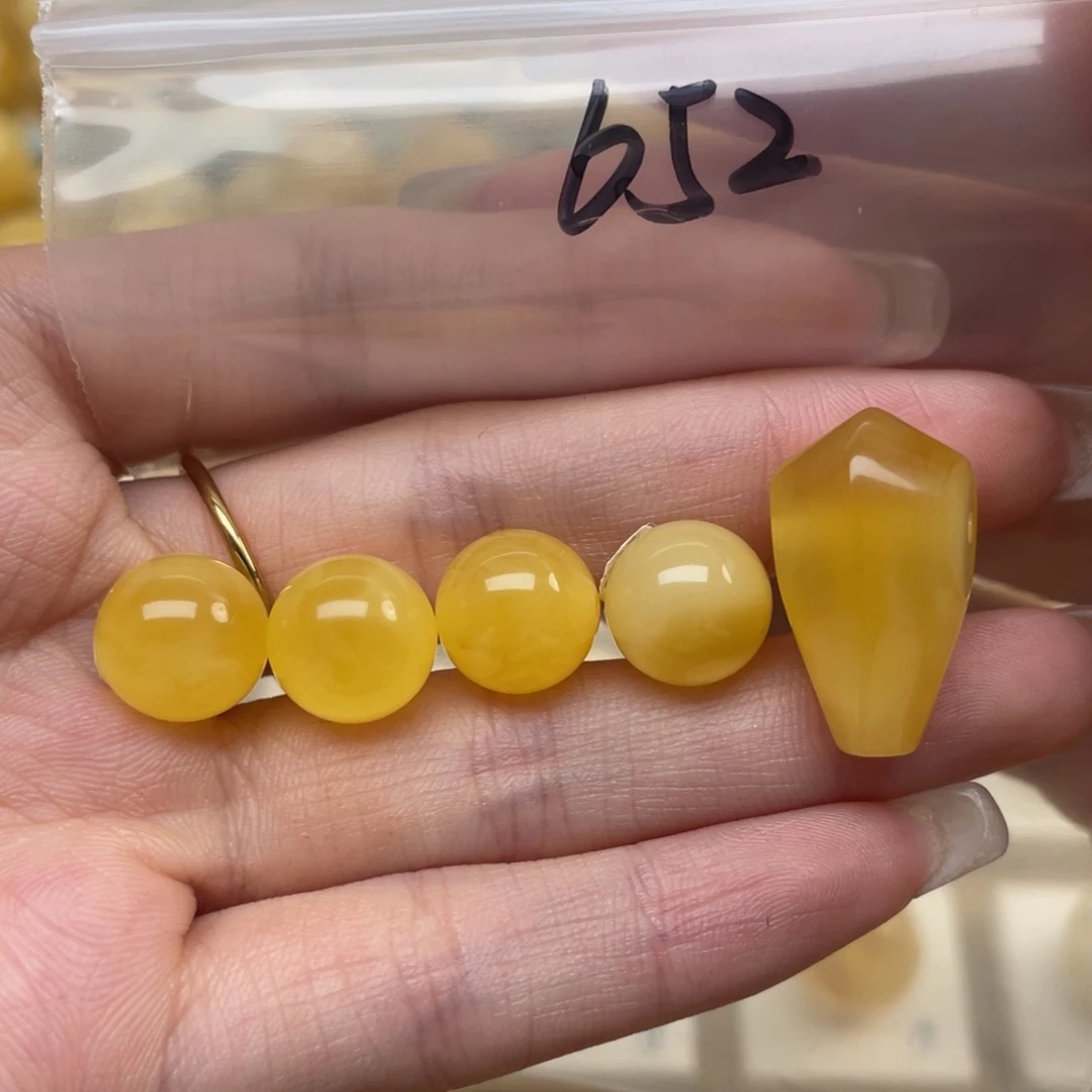 蜜蜡裸石未镶嵌阿*蜜蜡