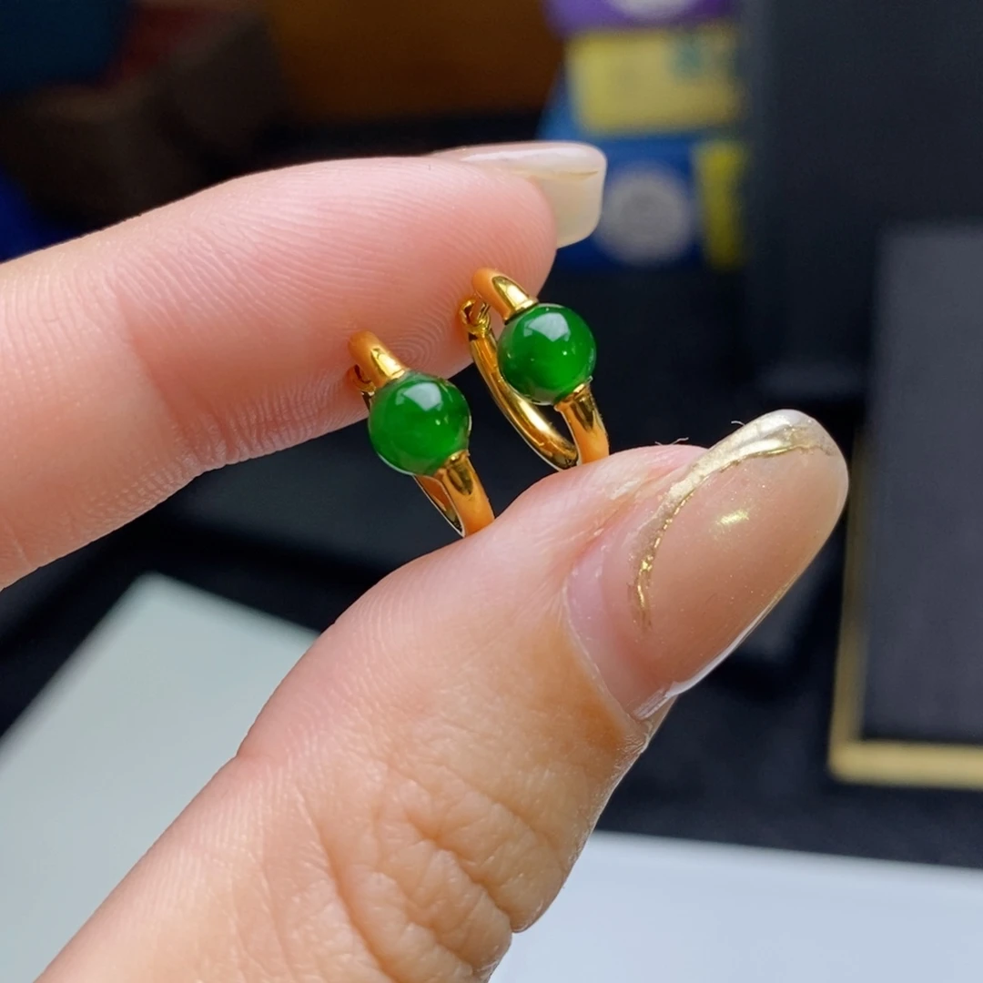 翡翠18K金镶嵌耳饰冰辣色小米珠耳扣