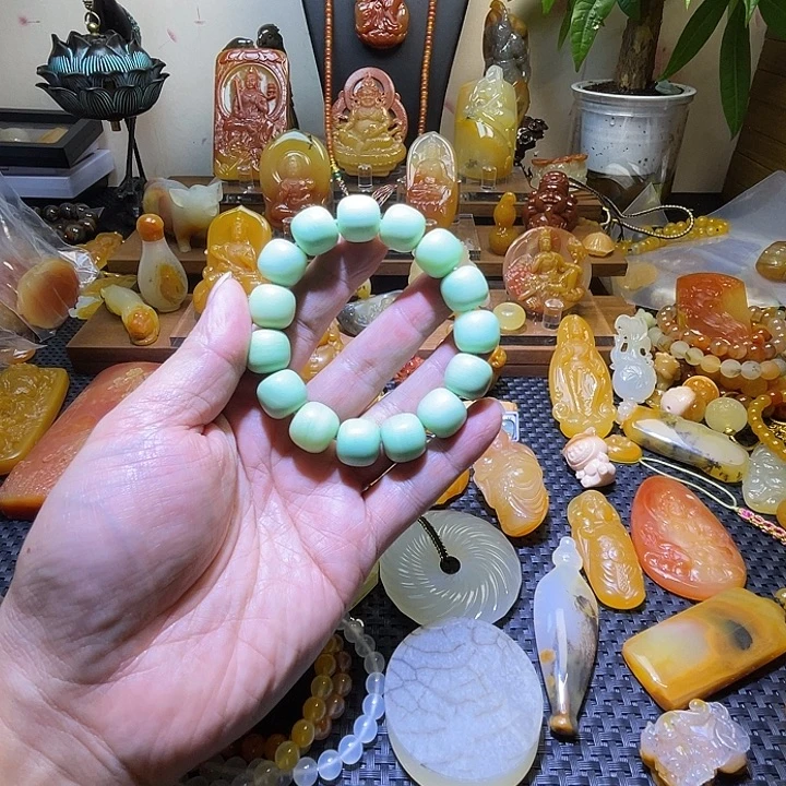 落***凉石英质玉（黄龙玉）未镶嵌颈饰