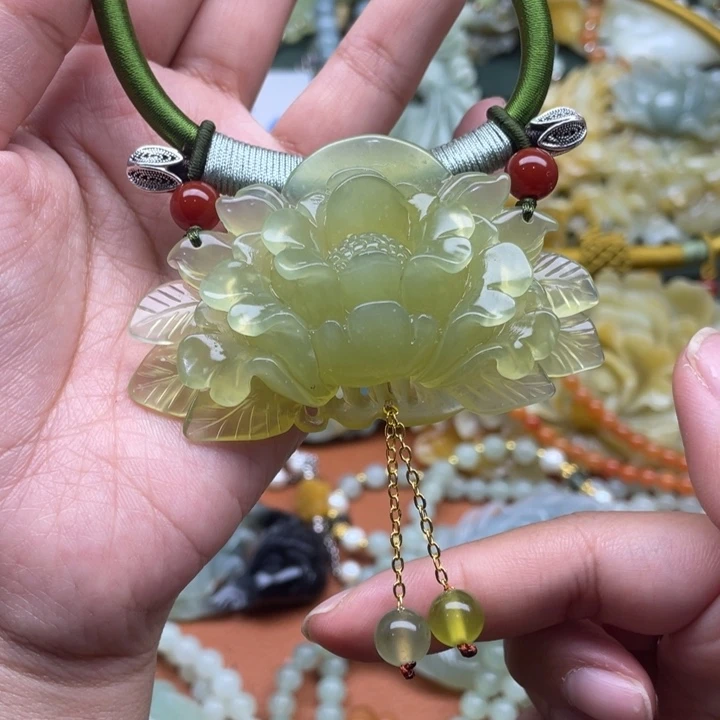 蛇纹石玉吊坠合金倒****?