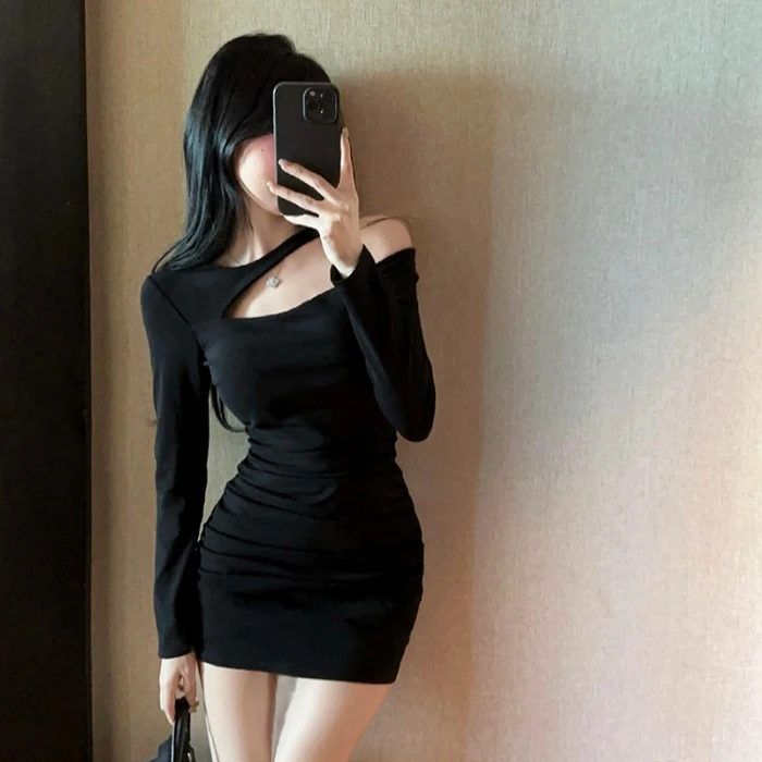 性感露肩连衣裙女2023秋季设计感气质包臀裙子挂脖显瘦紧身小黑裙