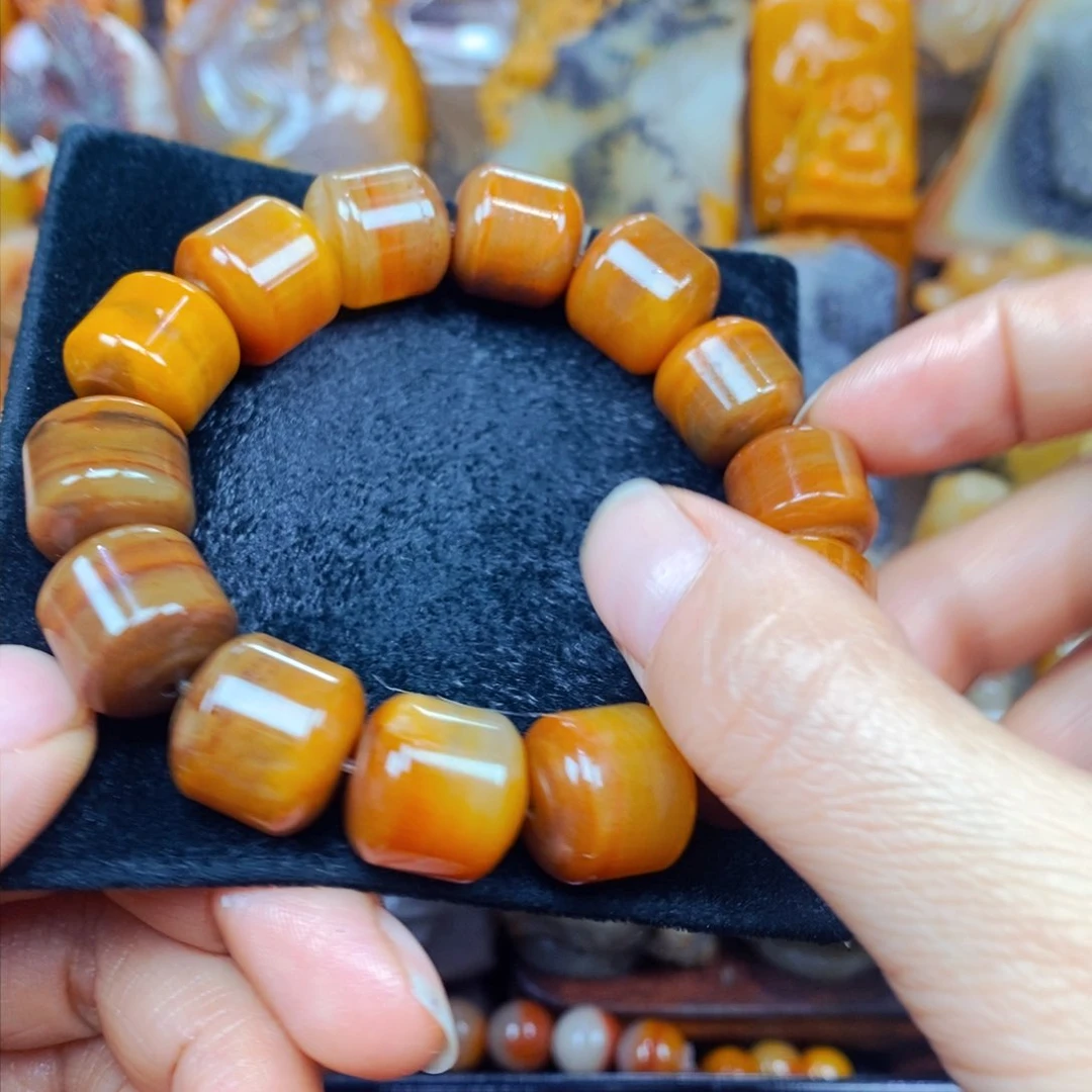 未镶嵌石英质玉（黄龙玉）颈饰