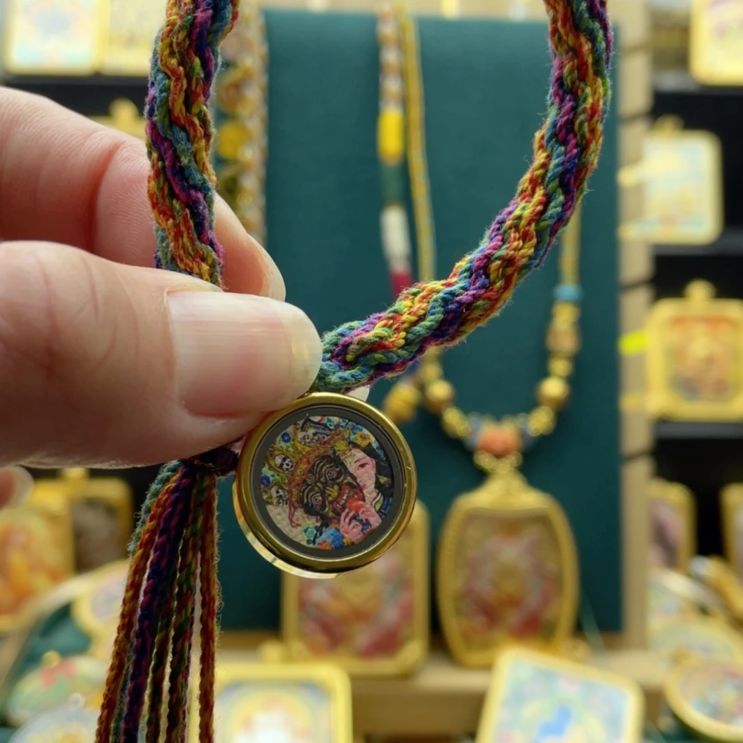 吊坠唐卡的设计也很精致啊