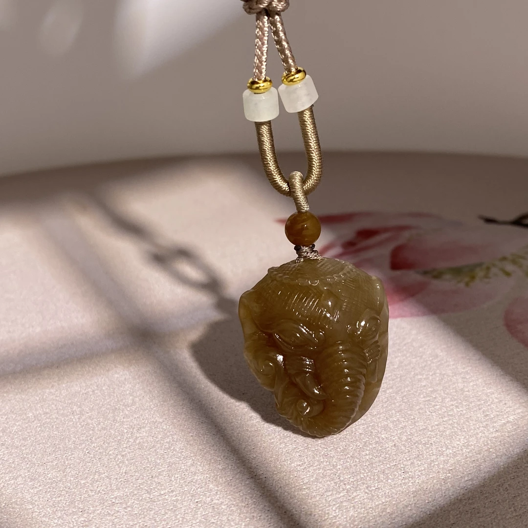 天然和田玉新疆且末糖大象玉石吊坠男女款精致百搭饰品温润油润