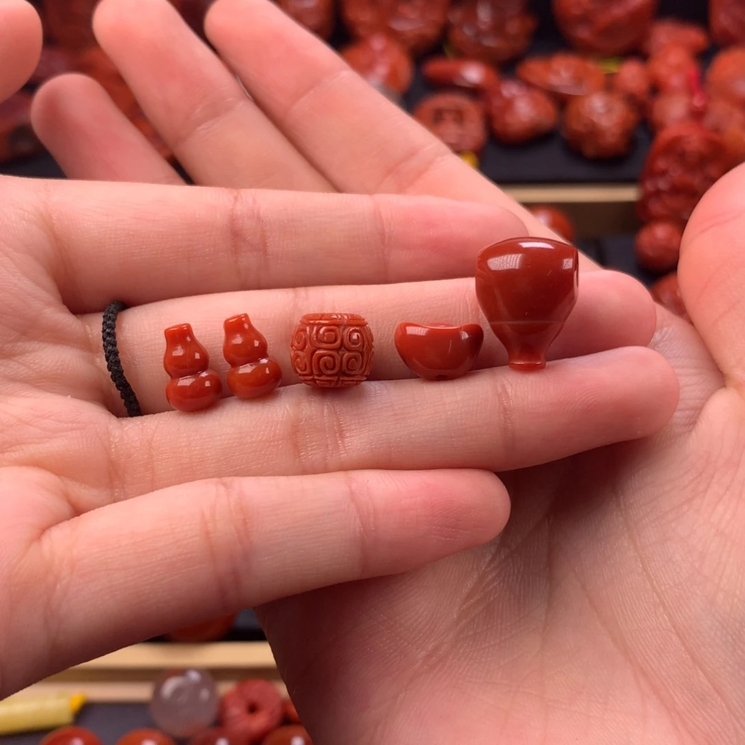 未镶嵌套装南红玛瑙娜****?