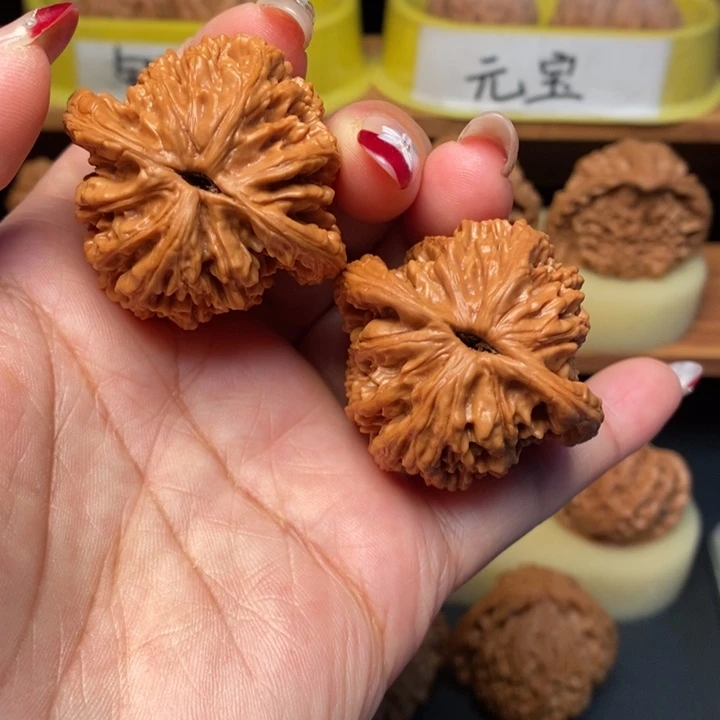 文玩核桃吊坠42虎头