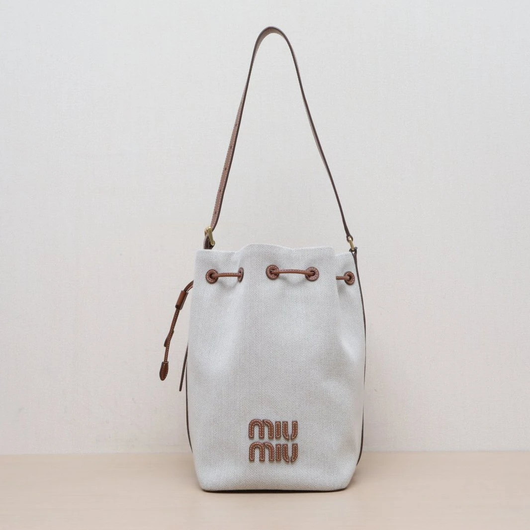 99新 MIU MIU/缪缪 小花6枫 棕色 金扣 24SS秀款 抽绳水桶 中号