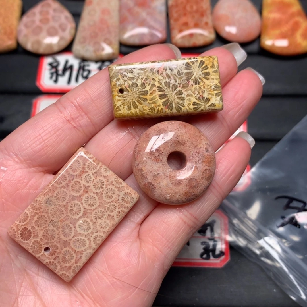 【闪购商品】硅化玉颈饰未镶嵌三*?