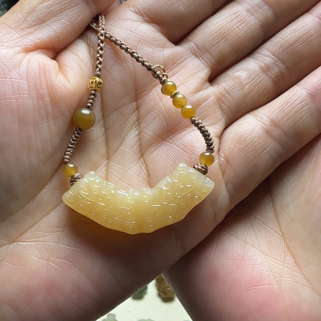 H***i和田玉未镶嵌颈饰