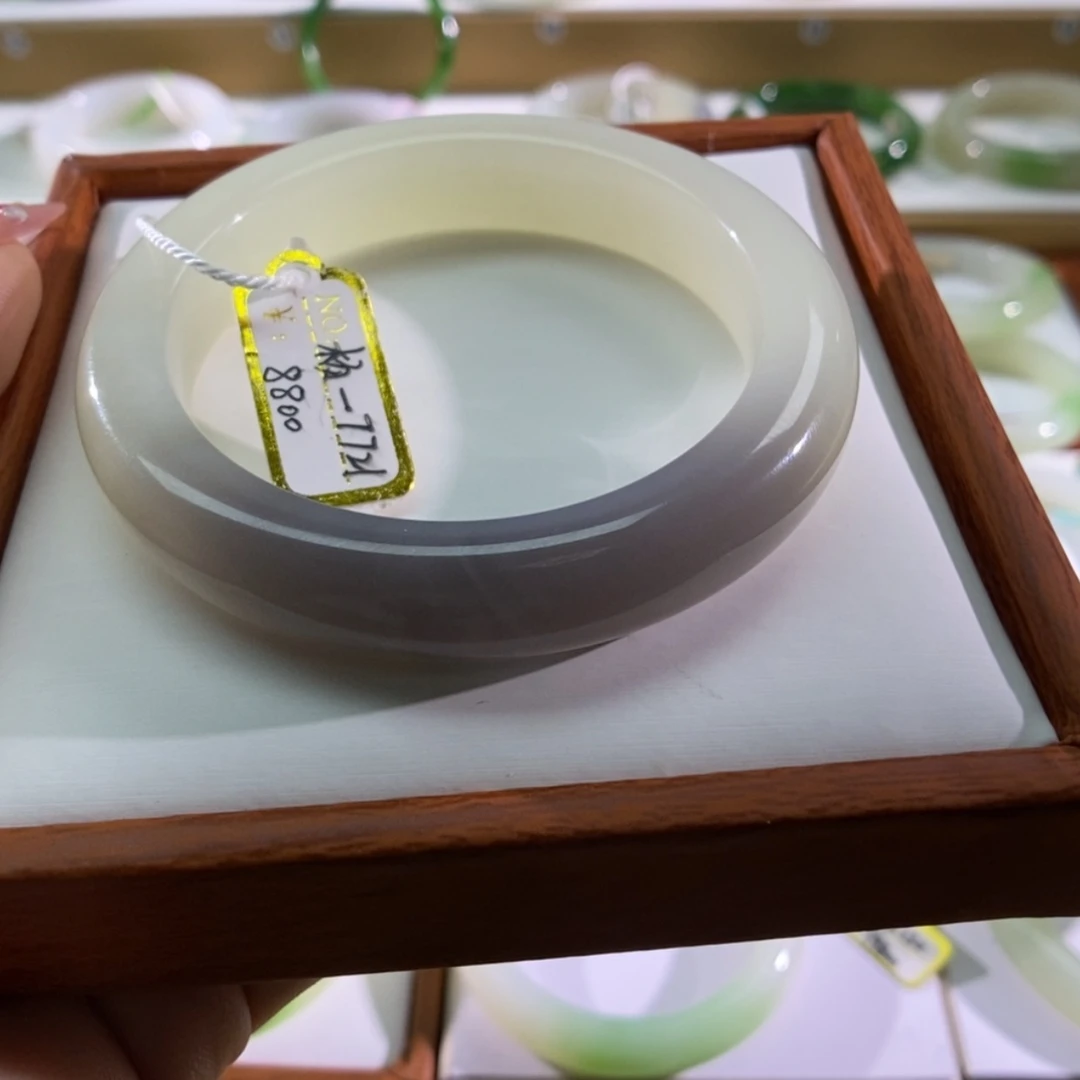 【闪购商品】和田玉手镯未镶嵌是****呀烟紫手镯