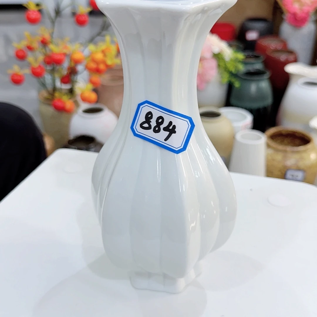 @***炼884号陶瓷花瓶21厘米微瑕一个