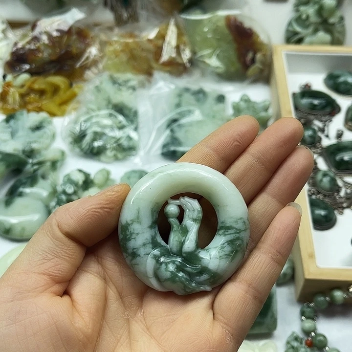 透闪石-蛇纹石玉未镶嵌颈饰