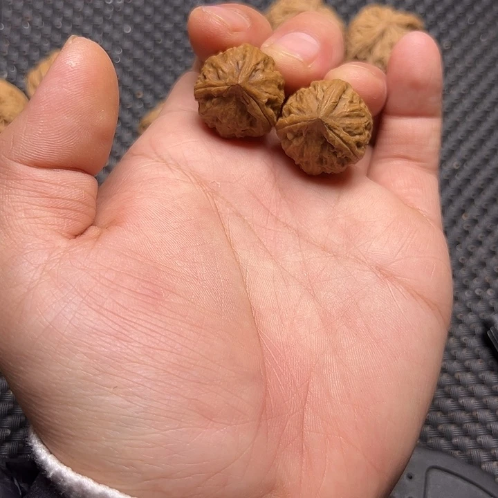 文玩核桃吊坠三棱