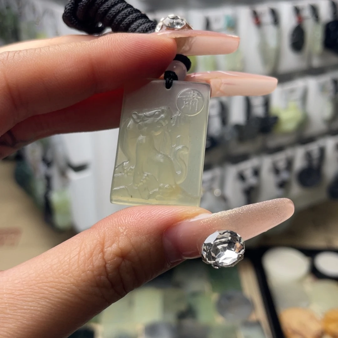 岫玉颈饰未镶嵌虎牌