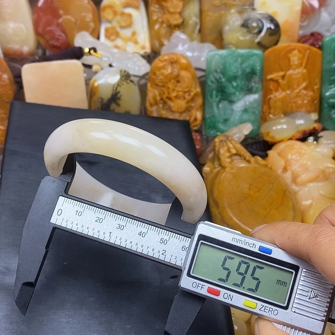 石英质玉（黄龙玉）颈饰未镶嵌
