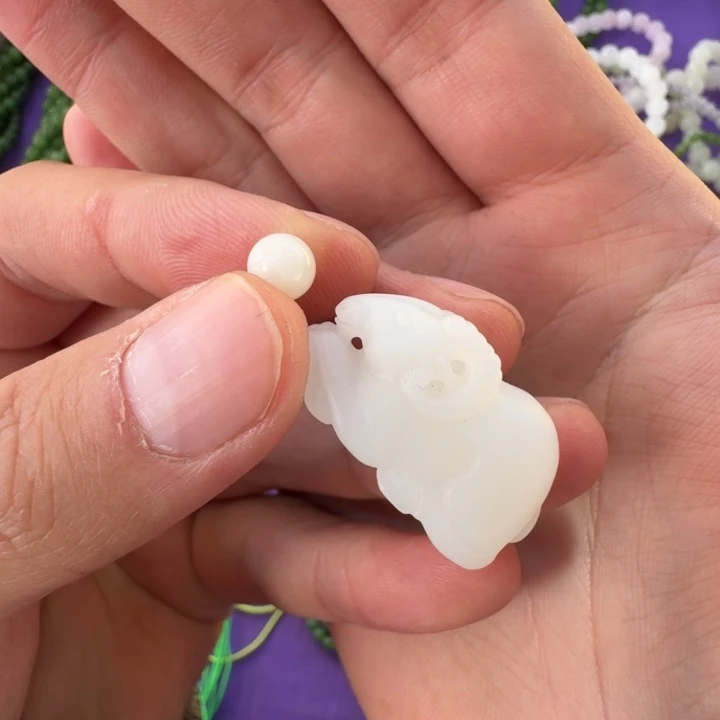 格***诗定制和田玉俄料高白色羊吊坠毛货抛光送绳子发货