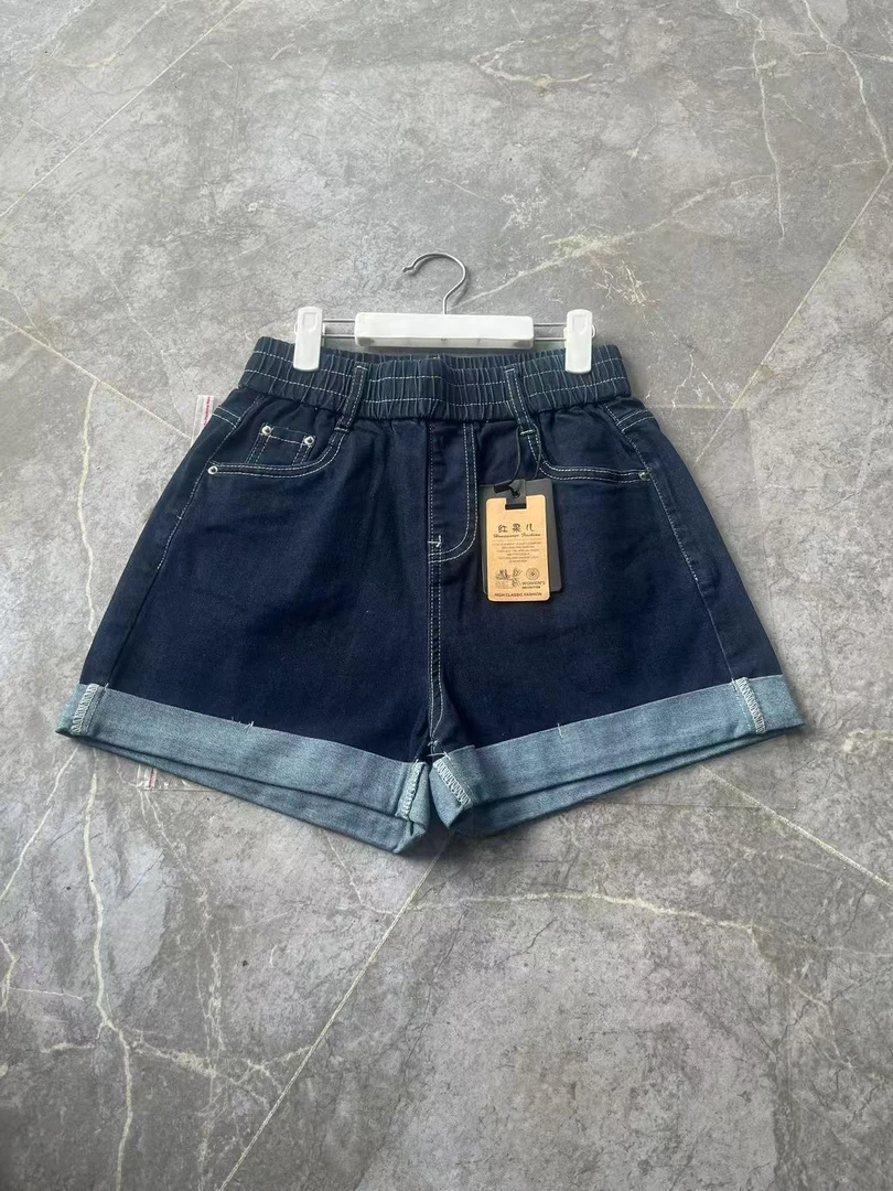 女士时尚牛仔短裤