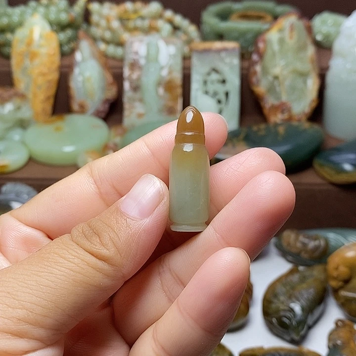 颈饰未镶嵌岫岩老玉（透闪石质玉）
