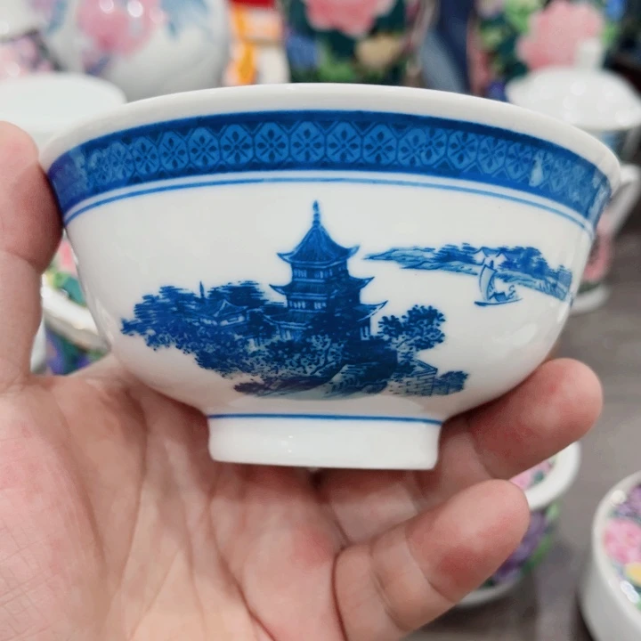 釉下五彩的瓷器在瓷器