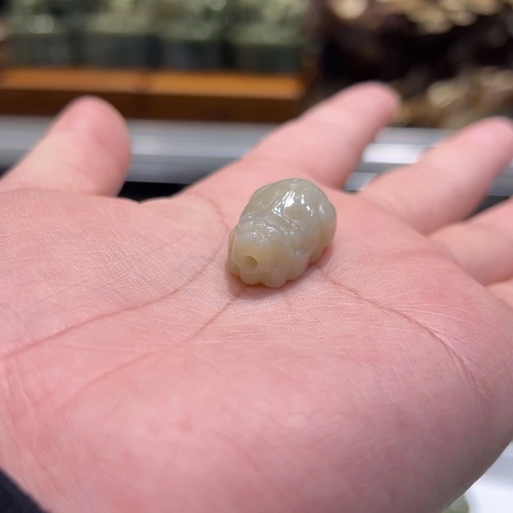 陈***头和田玉未镶嵌颈饰