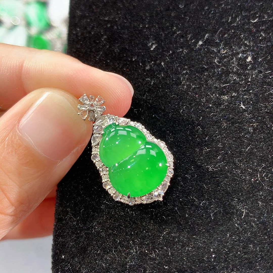 翡翠18K金镶嵌颈饰