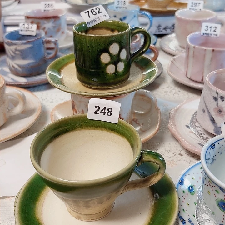 瓷片莫**鹅两套漂亮的杯子