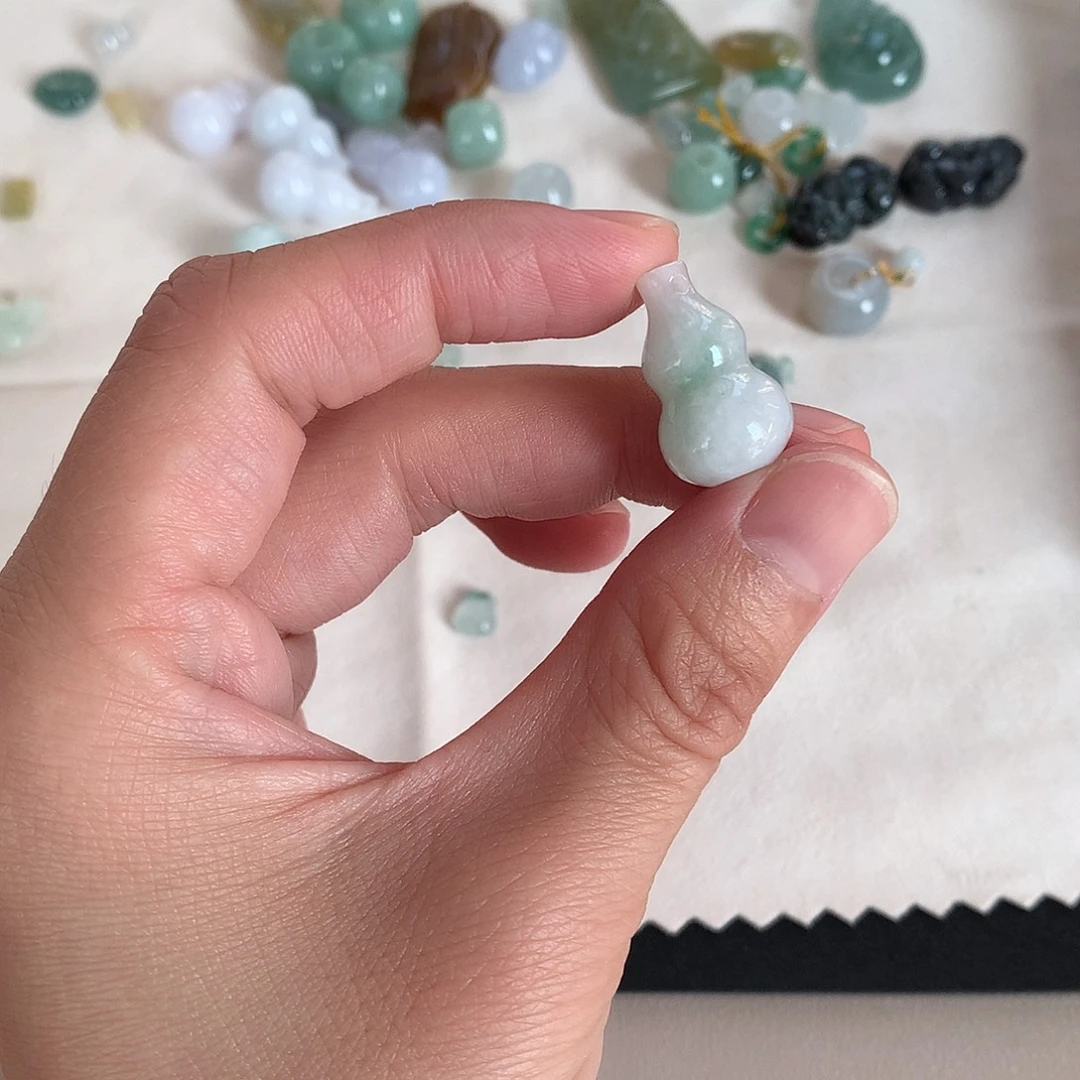 翡翠未镶嵌颈饰葫芦