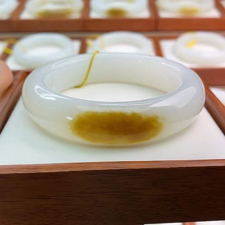和田玉（糖玉）手镯未镶嵌英*