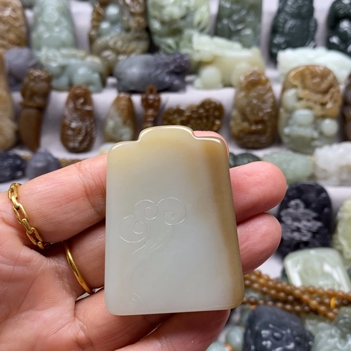 微***笑和田玉未镶嵌颈饰