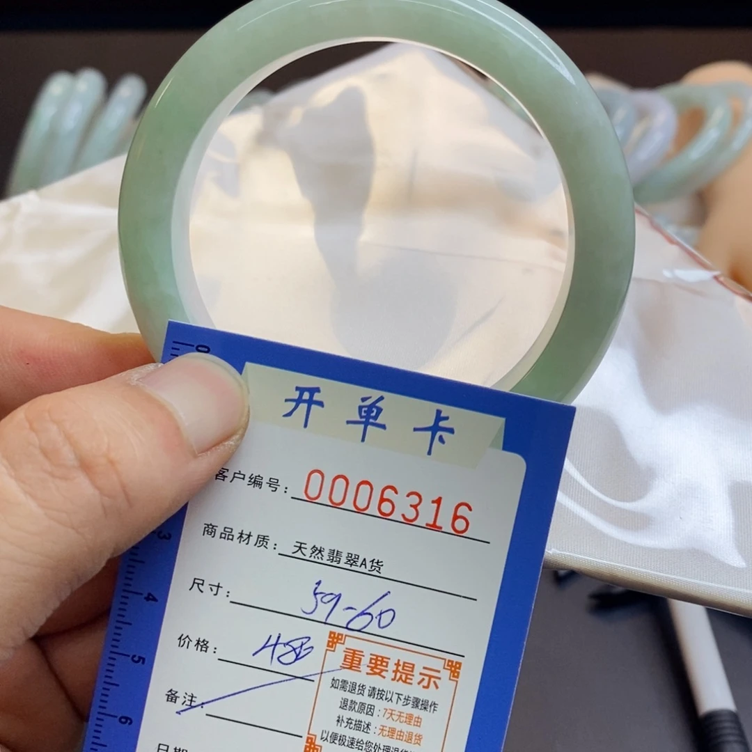 翡翠手镯未镶嵌翡翠