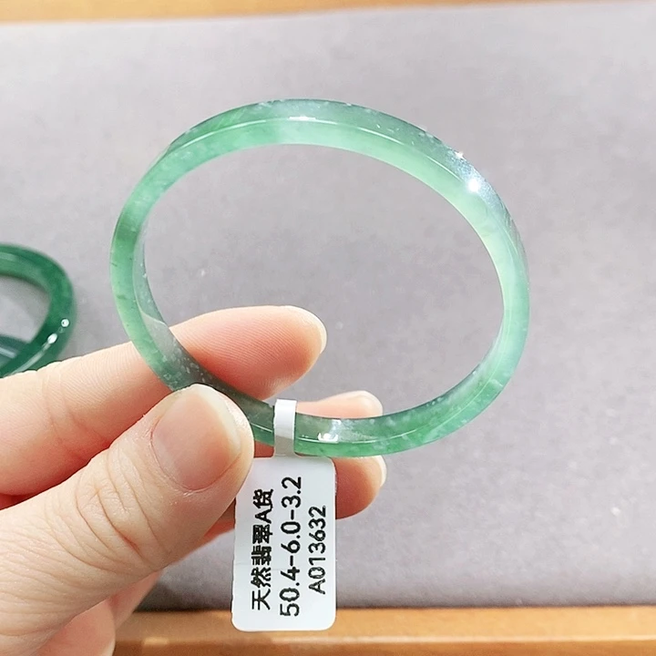 翡翠未镶嵌手镯（圆镯）