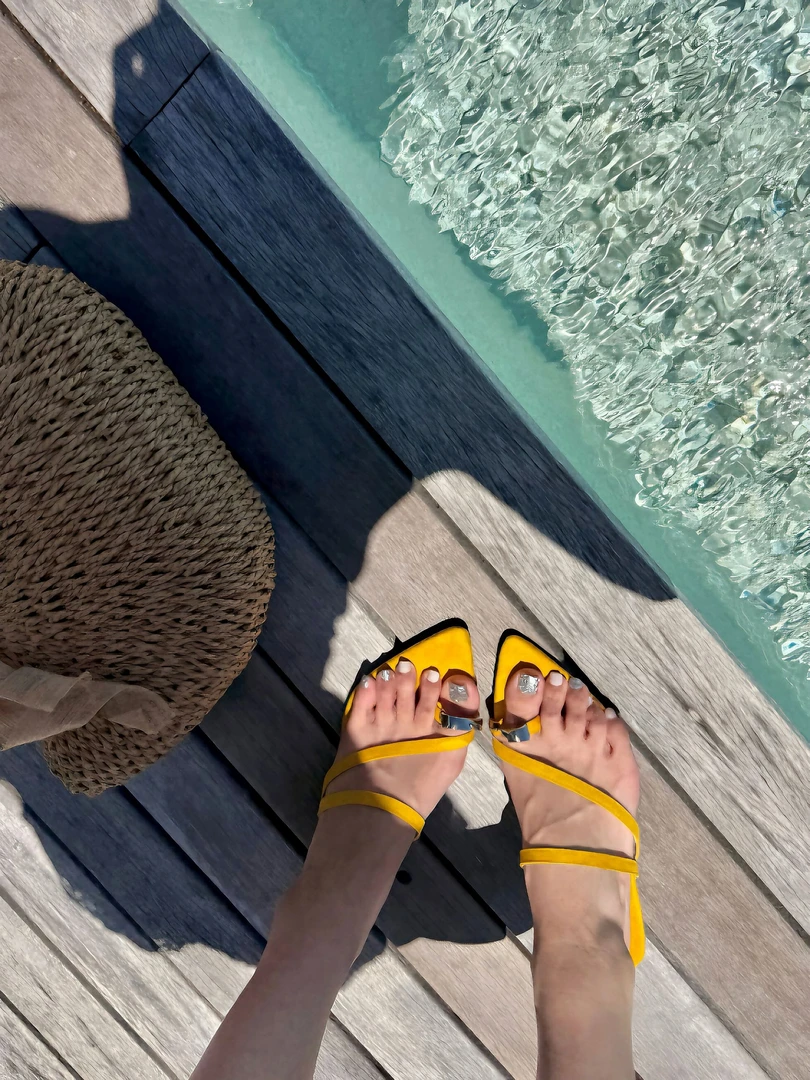 PickRui睿哥 黄色金属夹趾拖