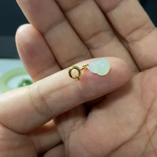 翡翠未镶嵌颈饰葫芦微瑕