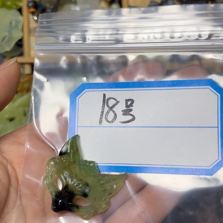 蛇纹石玉颈饰合金