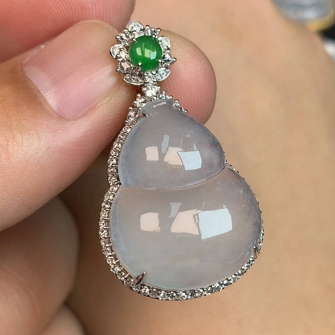 翡翠18K金镶嵌颈饰葫芦